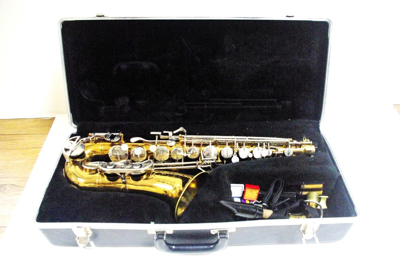 Selmer Bundy Alto Saxophone: Selmer Bundy Alto Saxophone. Height 26"