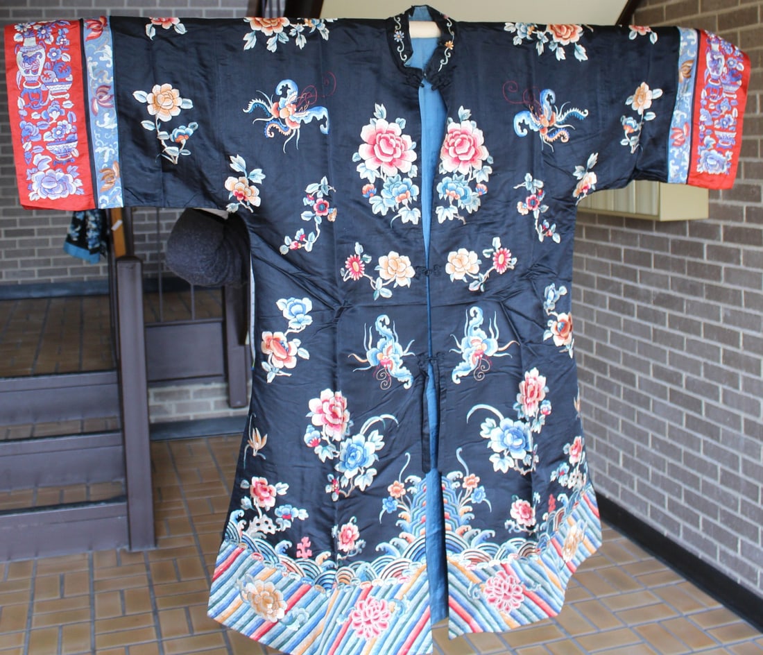 Chinese Silk Embroidery Lady's Robe (1 of 9)