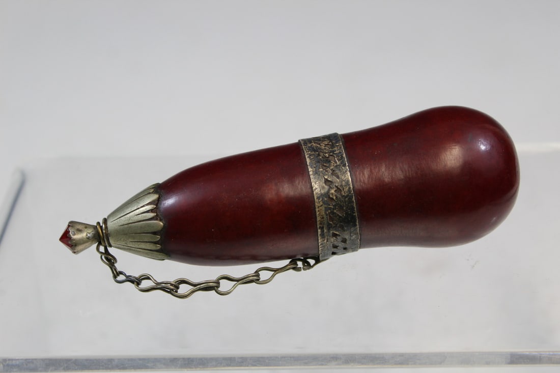 Chinese Gourd Snuff Bottle: Chinese Gourd Snuff Bottle. L 4.75".