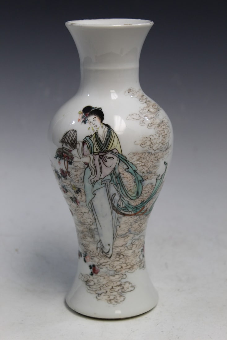 Chinese Famille Rose Porcelain Vase: Chinese Famille Rose Porcelain Vase. H 9"
