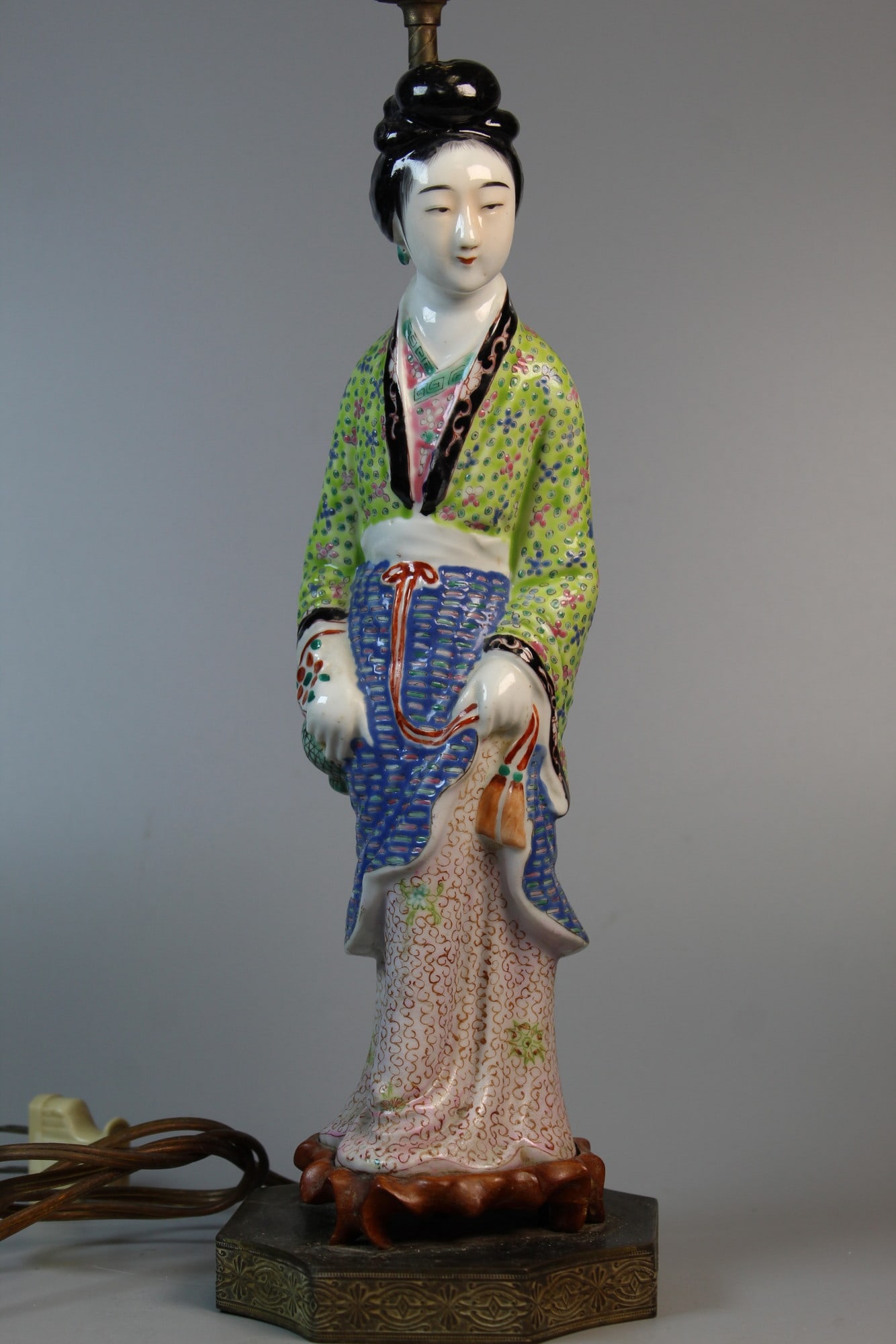 Chinese Famille Rose Porcelain Figure of a Lady Lamp (1 of 9)