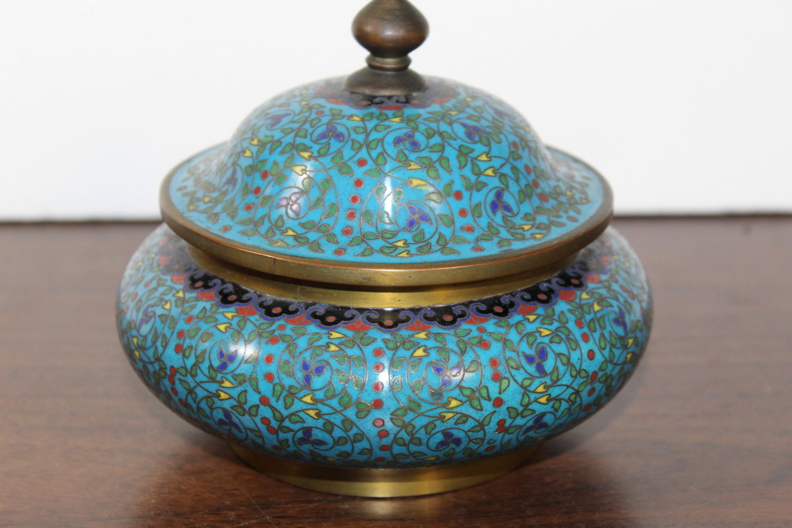 Chinese cloisonne jar: Chinese cloisonne jar. H 4.5". Diam 5".