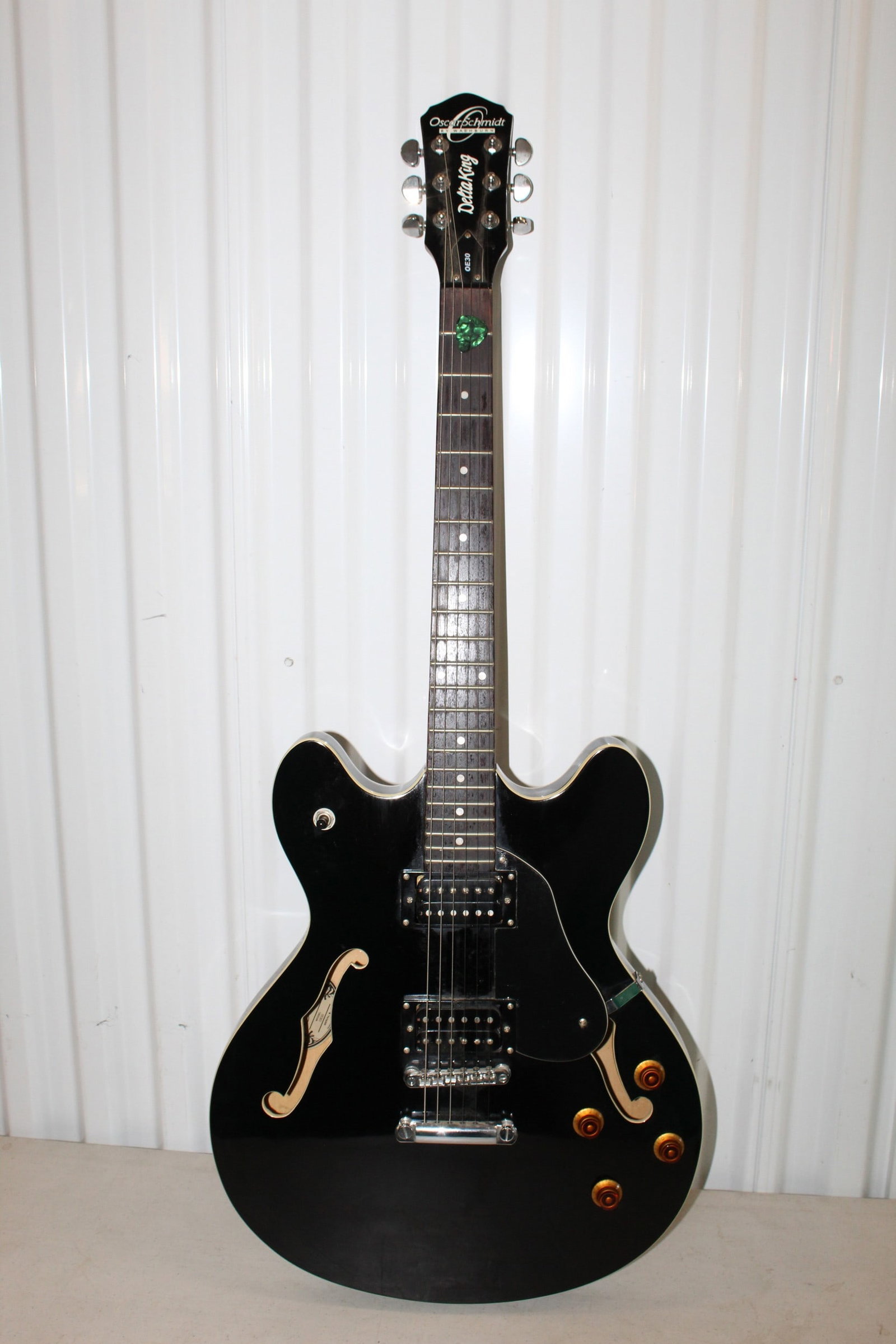 Oscar Schmidt Delta King (OE30) Electric Guitar: Oscar Schmidt Delta King (OE30) Electric Guitar. 40.5x16.25".