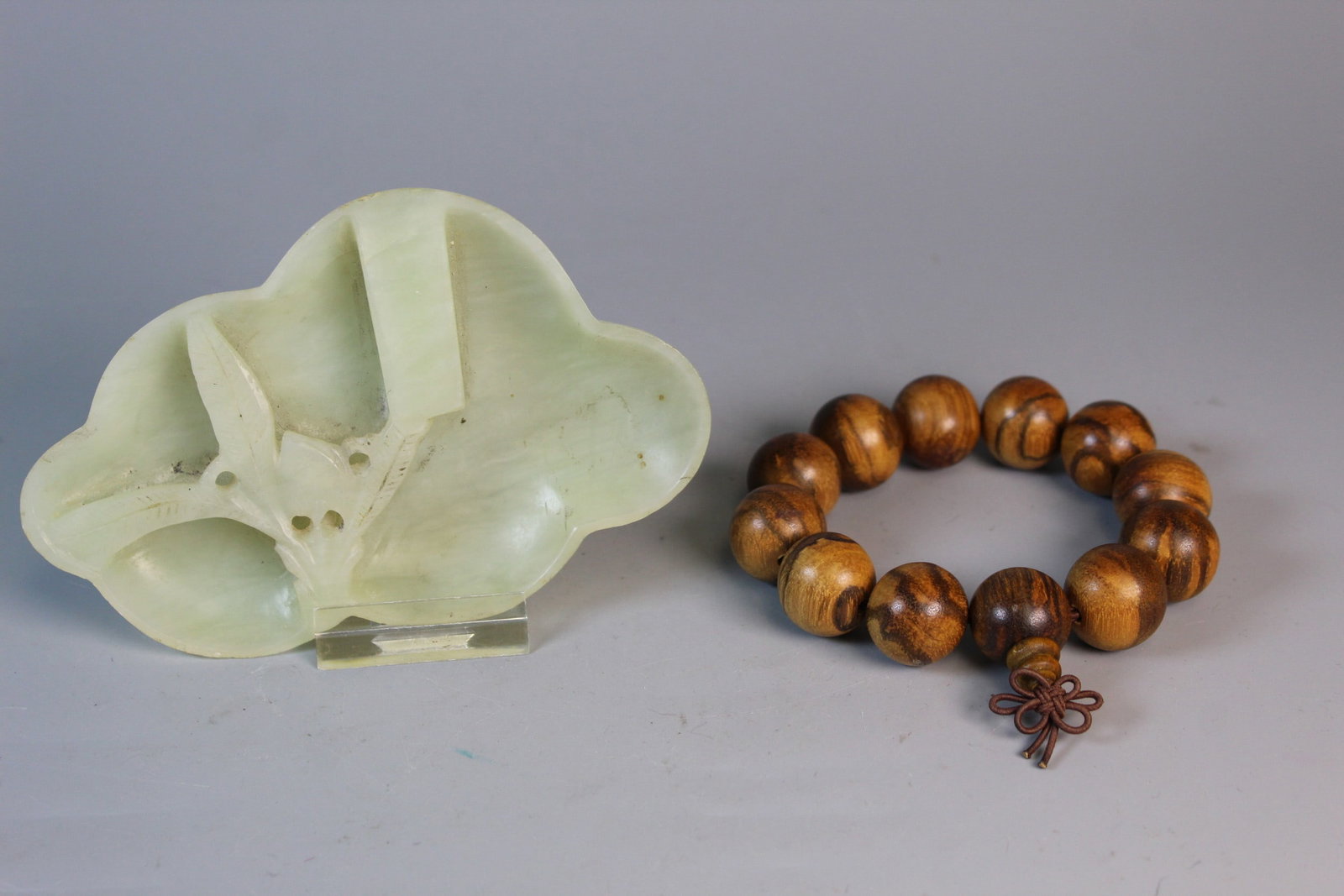 Chinese Soapstone Ash Tray and Wood Beads Bracelet (1 of 7)