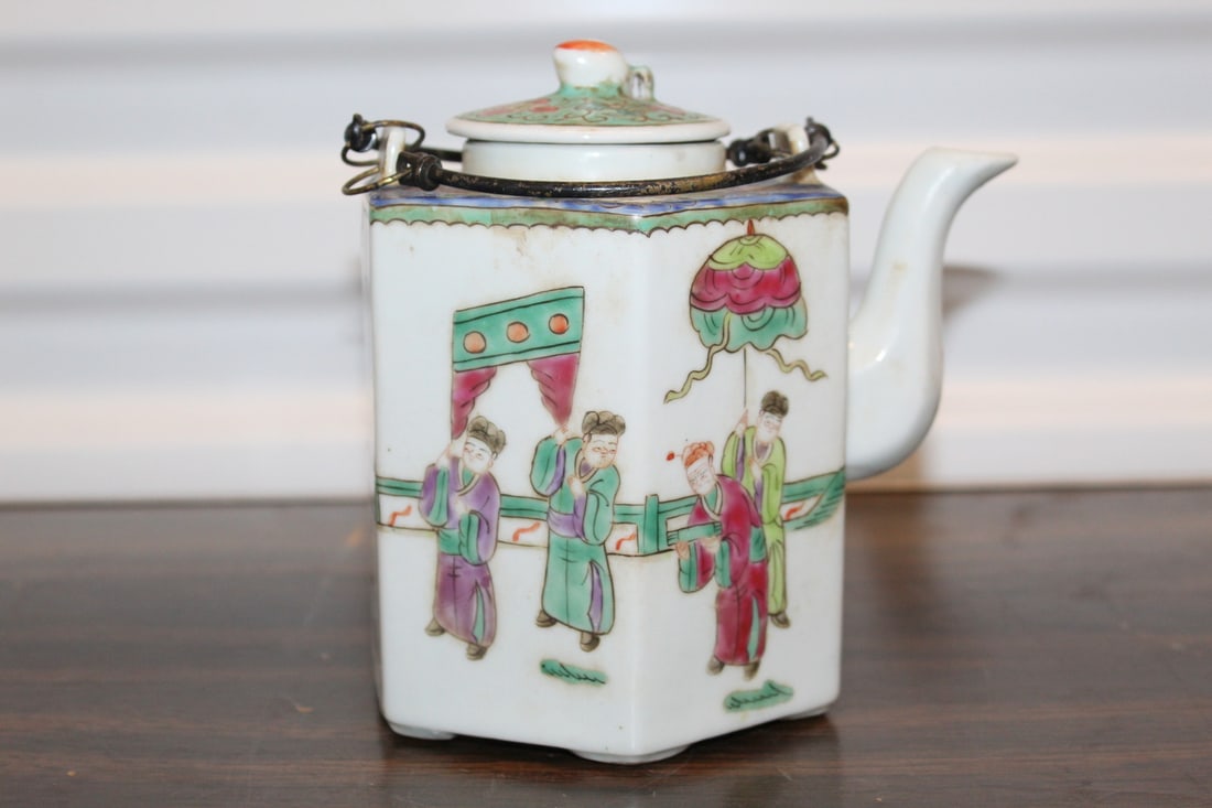 Chinese famille rose porcelain teapot (1 of 7)