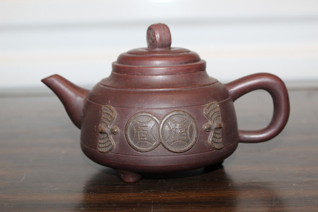 Chinese Yixing Teapot: Chinese Yixing Teapot. L 6 3/4".