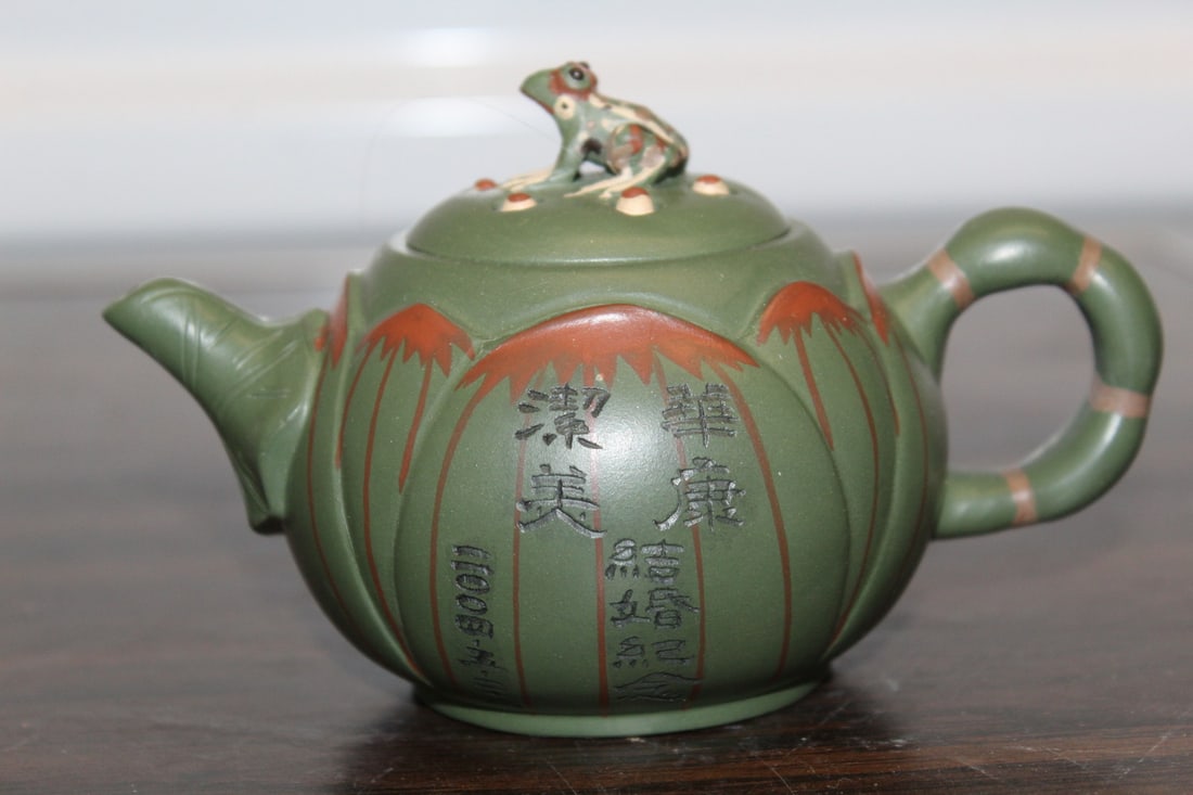 Chinese Yixing Teapot: Chinese Yixing Teapot. L 5.5".
