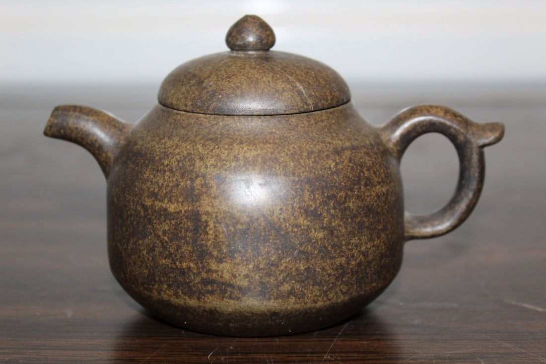 Chinese Yixing Teapot: Chinese Yixing Teapot. L 5".