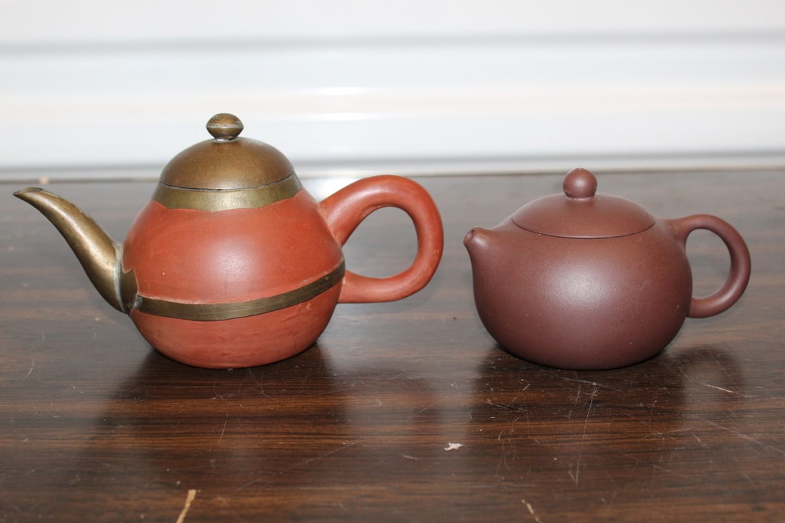 Two Chines Yixing Teapots (1 of 6)