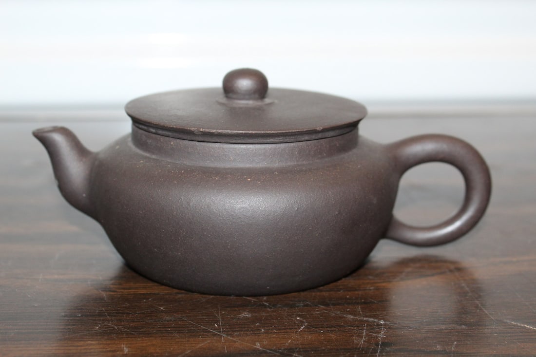 Chinese Yixing Teapot: Chinese Yixing Teapot. L 7".