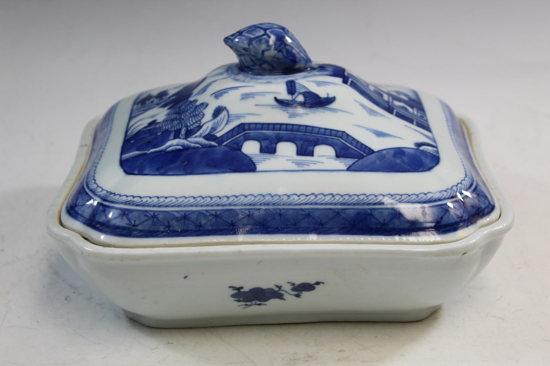 Chinese Export Canton Blue and White Porcelain Tureen.: Chinese Export Canton Blue and White Porcelain Tureen. Size 10 x 8.5 x 6".