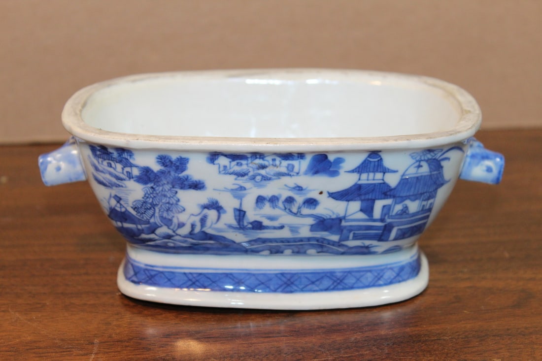 Chinese Export Blue and White Porcelain Tureen: Chinese Export Blue and White Porcelain Tureen. L 19 cm. H 7 cm. As Is.