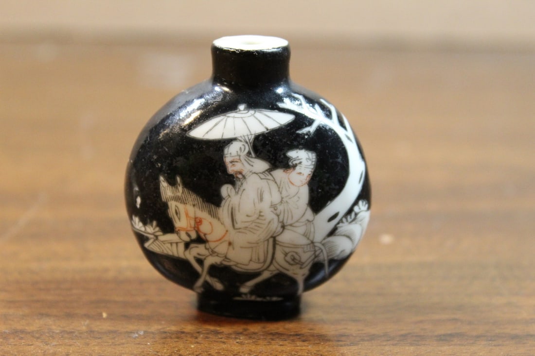 Chinese Black Glazed Grisaille Porcelain Snuff Bottle: Chinese Black Glazed Grisaille Porcelain Snuff Bottle. H 5.8 cm.