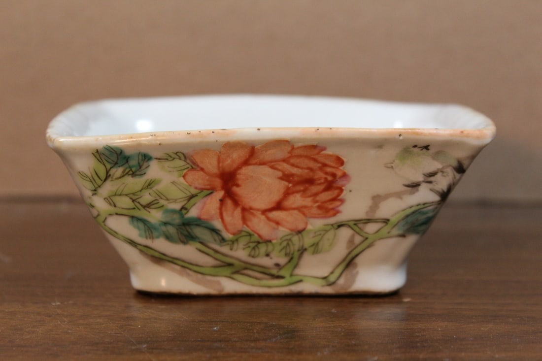 Chinese famille rose porcelain bowl: Chinese famille rose porcelain bowl. H 5 cm. Diam 13 cm.
