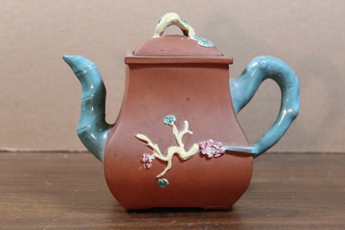 Chinese Yixing teapot: Chinese Yixing teapot. H 14 cm. Length 18 cm.