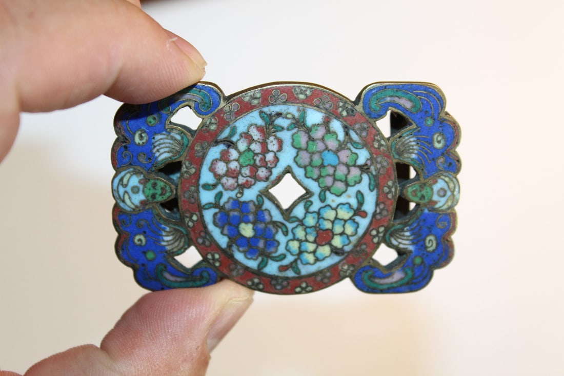 Chinese Cloisonne Belt Buckle: Chinese Cloisonne Belt Buckle. Size 6.5 x 4 cm.