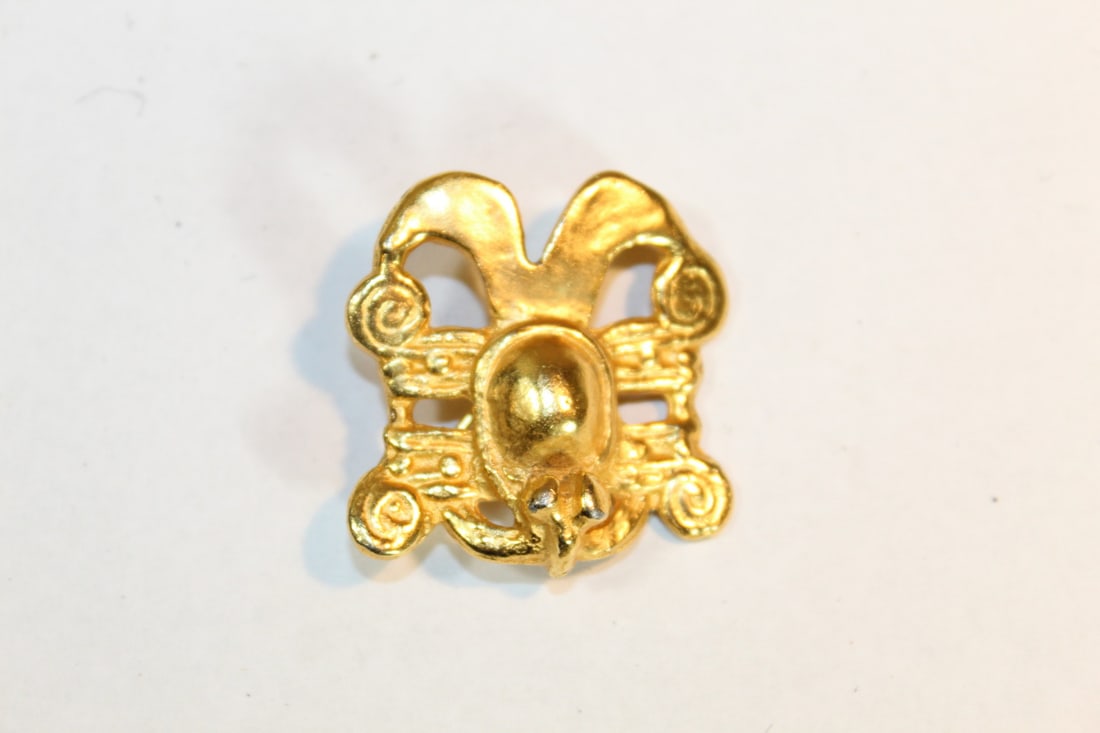 Alva Studios Brooch / Pin: Alva Studios Brooch / Pin. Size 3 x 3 cm.