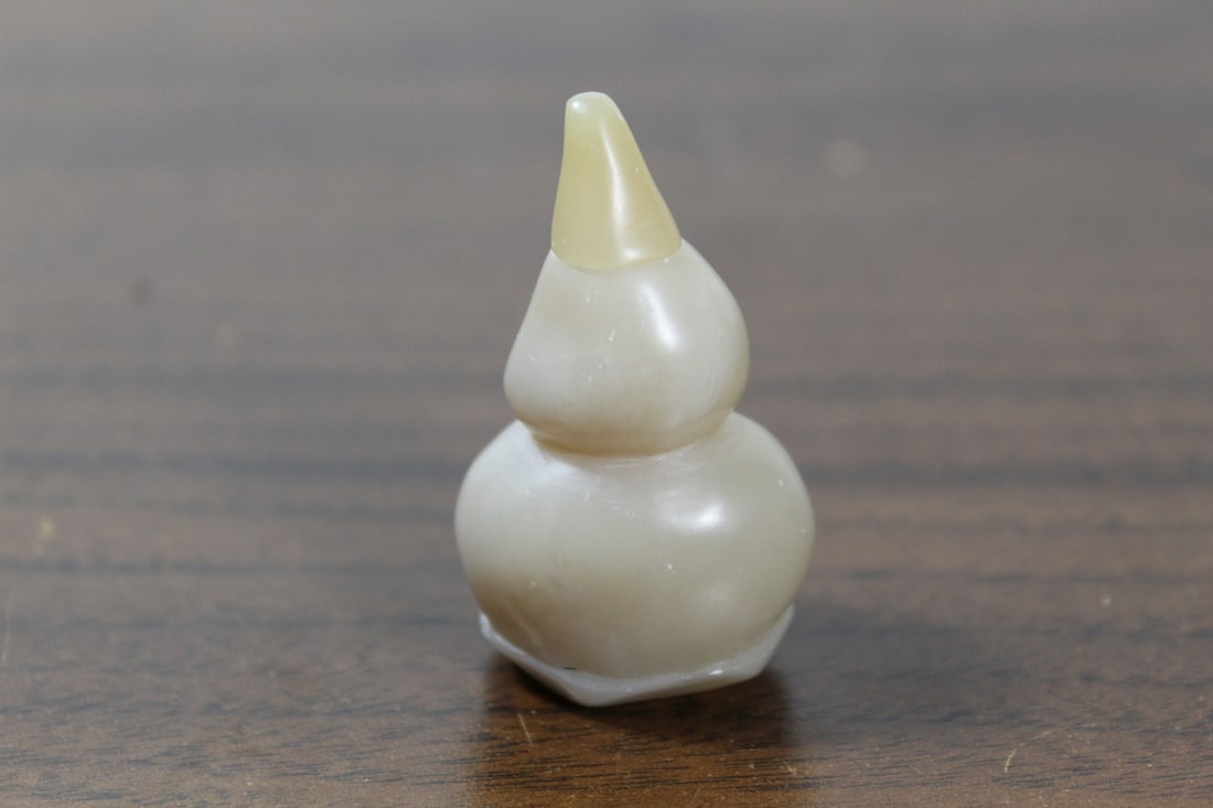 Chinese Carved Soapstone Snuff Bottles: Chinese Carved Soapstone Snuff Bottles. H 2".