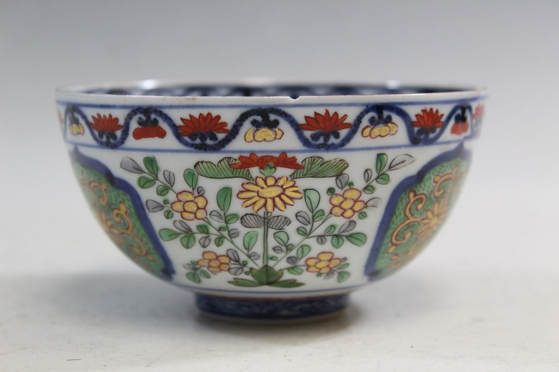 Chinese Gilt Wucai Porcelain Bowl: Chinese Gilt Wucai Porcelain Bowl. Diam 4 1/4". As Is.