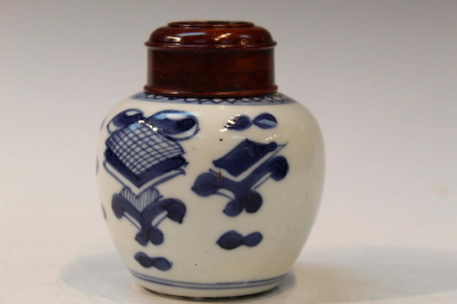 Chinese Blue and White Porcelain Jarlet: Chinese Blue and White Porcelain Jarlet. With lid H 3.5".