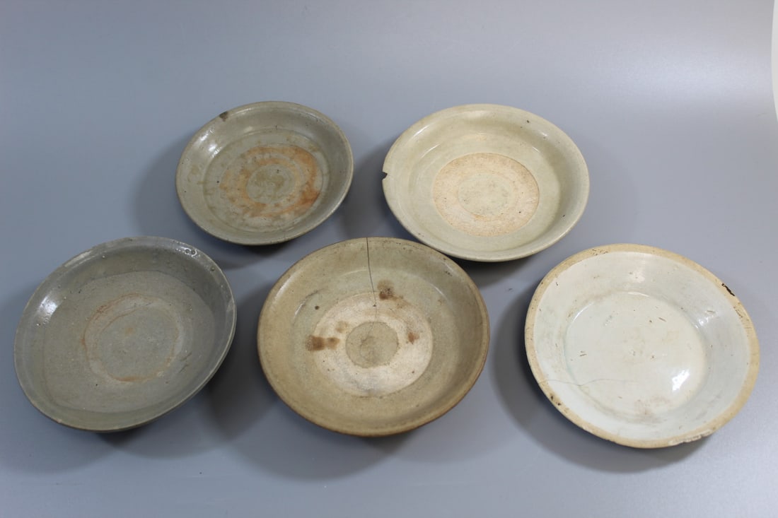 Five Antique Chinese Celadon Pottery Dishes, Song Dynasty.: Five Antique Chinese Celadon Pottery Dishes, Song Dynasty. Diam 5 1/4"