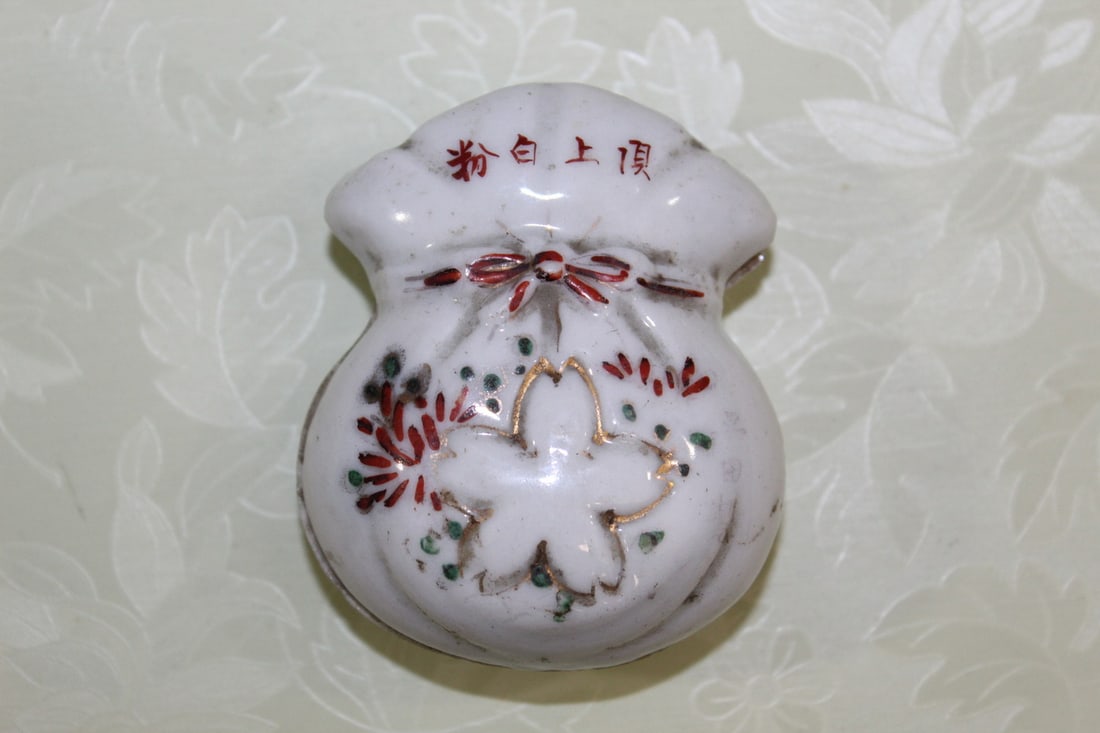 Chinese Famille Rose Porcelain Box: Chinese Famille Rose Porcelain Box. L 2.5".
