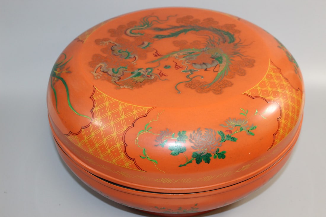Large Chinese lacquer box: Large Chinese lacquer box. Diam 14". H 8".