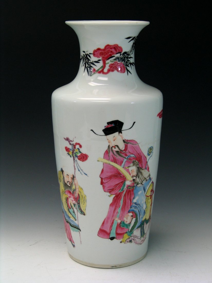 Chinese antique famillie rose porcelain vase. 18th: Chinese famillie rose porcelain vase, 18th Century. H 40 cm. Dia, 18 cm. provenance: A Virgina estate.