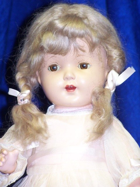 EFFANBEE. MARY LEE: 16" OPEN/CLOSE BROWN EYES. COMP BODY OPEN MOUTH WITH TEETH. ORIGINAL DRESS. MOHAIR WIG. EXCELLENT COND. CUTE AS A BUTTON.