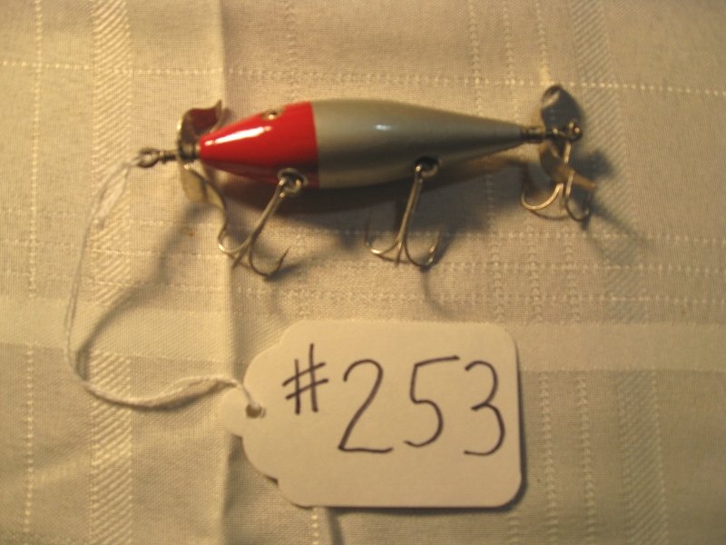 Yipsie Fishing Lure: Red & Grey