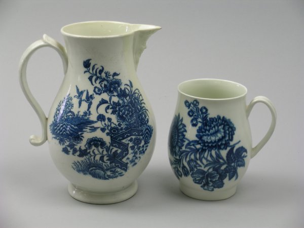 A Caughley blue and white porcelain baluster mug,