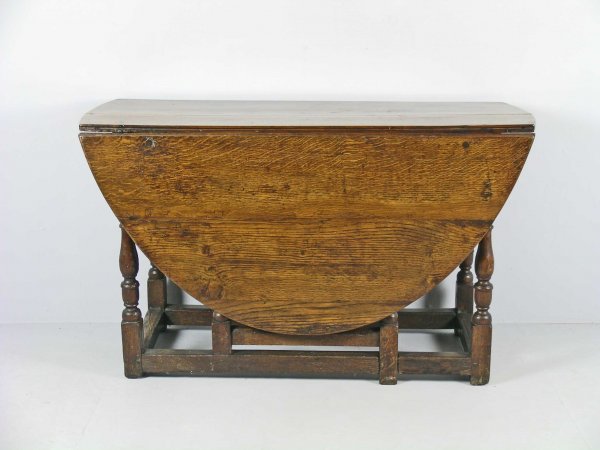 A gateleg dining table, 18th century.