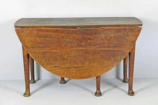 A George III drop-leaf dining table, elm, the ova