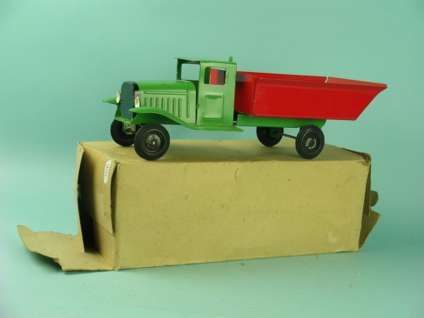 A Post War Triang tin plate tipping lorry in origi: A Post War Triang tin plate tipping lorry in original box. The model in green with black radiator and red tipper body appears unused.