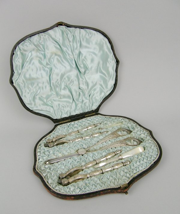 A Walker and Hall silver plated fruit and nut too
