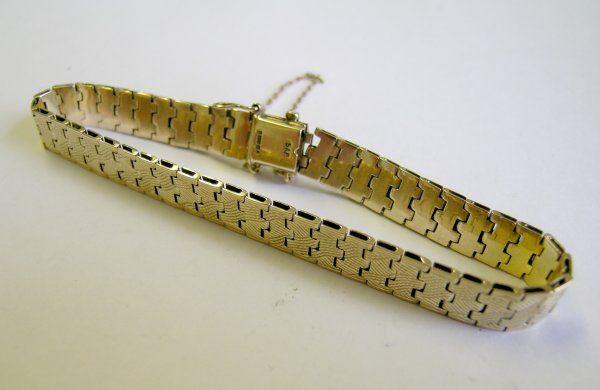 A lady's 9ct yellow gold bracelet, design as arti