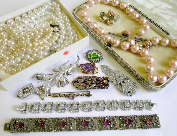 A collection of various costume and other jewelle