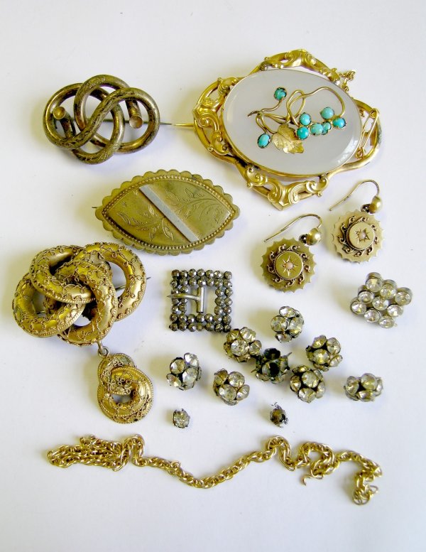 A collection of jewellery to include; a pair of V