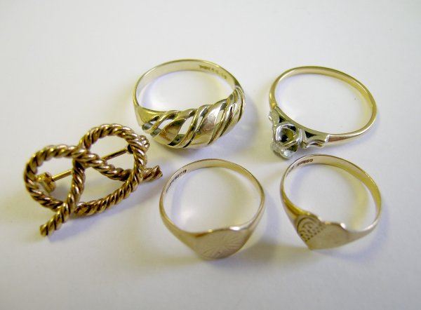 A selection of jewellery to include; a single sto