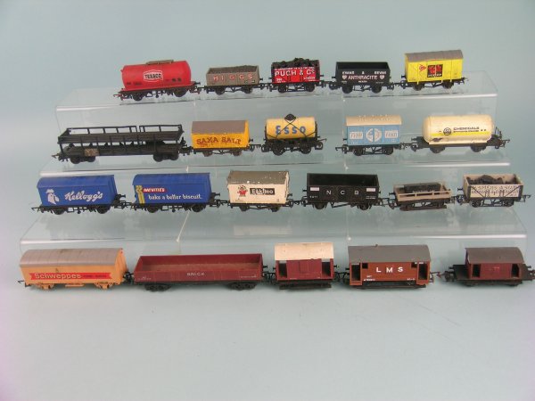 A quantity, approximately fifty 00 gauge Rolling s