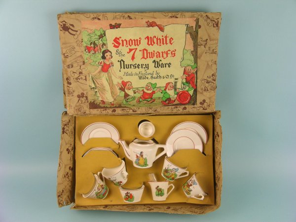 A Disney Snow White and the Seven Dwarfs dolls nu