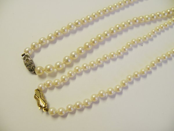 A single strand uniform cultured pearl necklace,
