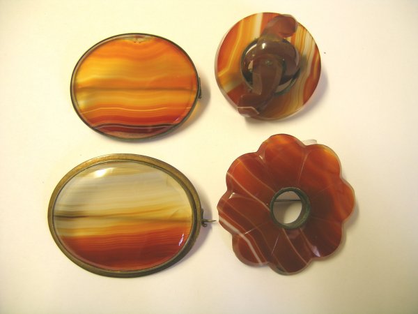 A selection of Scotish style brooches (4)