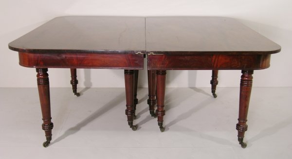 A Regency mahogany pull-out dining table with roun