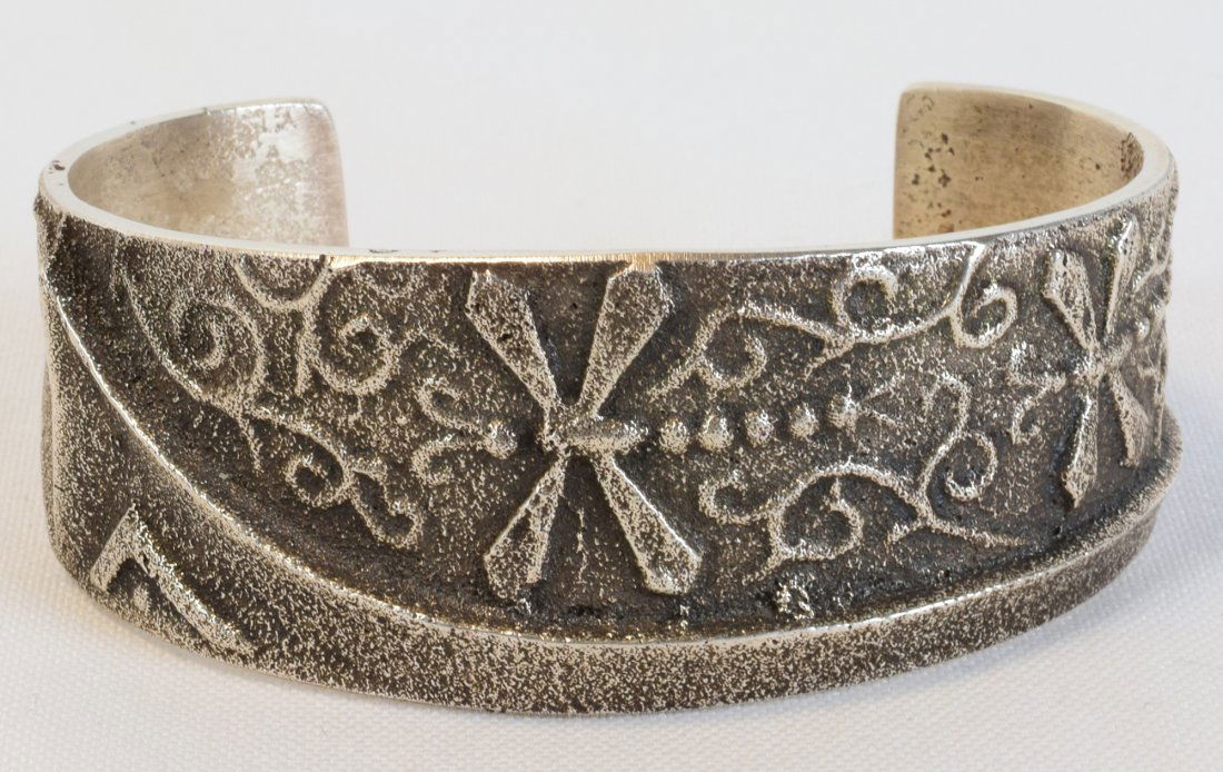 Lee Begay Sterling Silver Tufa Cast Dragonfly Cuff (1 of 4)