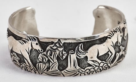 Lloyd Becenti Sterling Silver Large Story Teller Horse Cuff -Carved Horse Head Ends