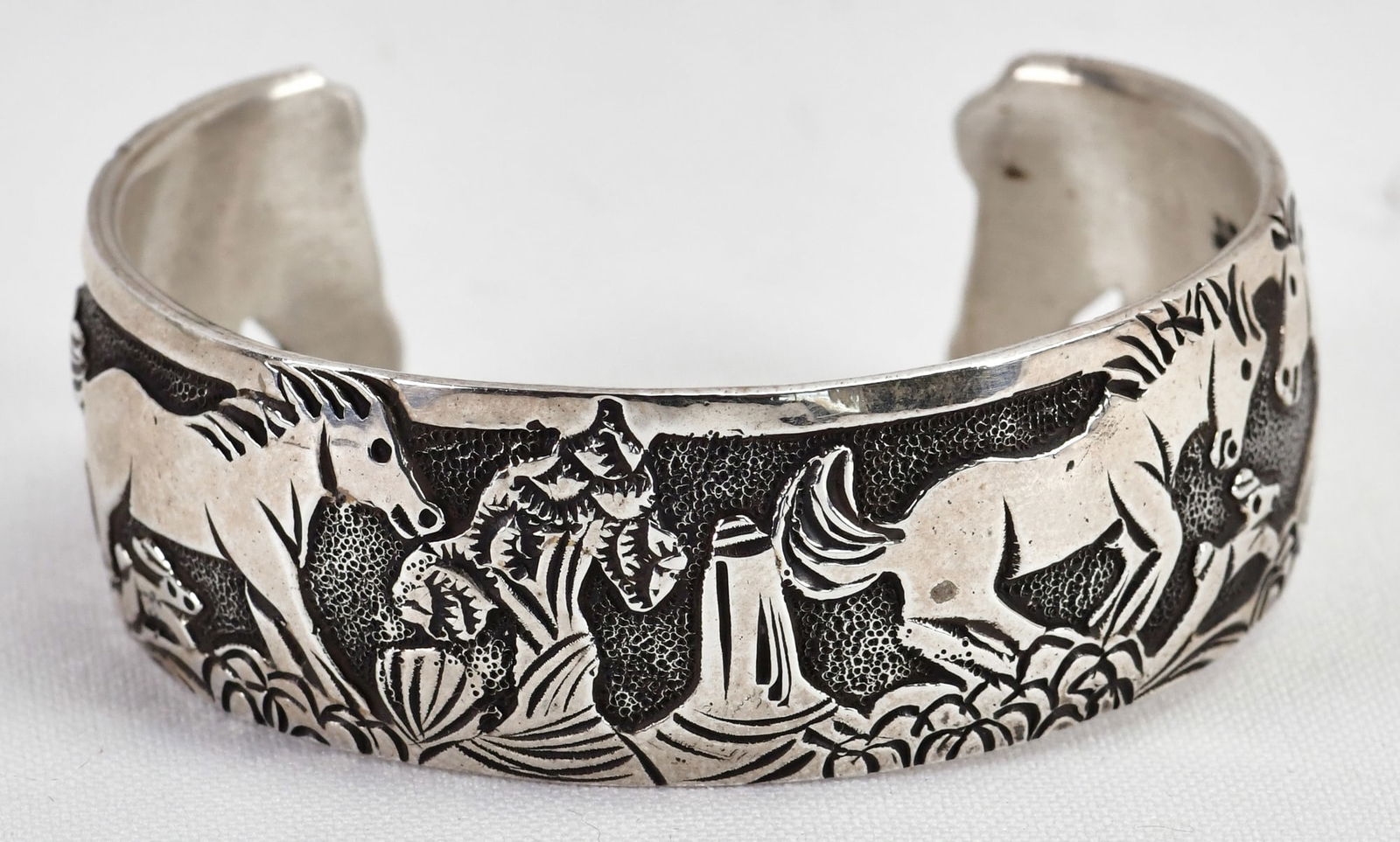 Lloyd Becenti Sterling Silver Large Story Teller Horse Cuff -Carved Horse Head Ends (1 of 6)