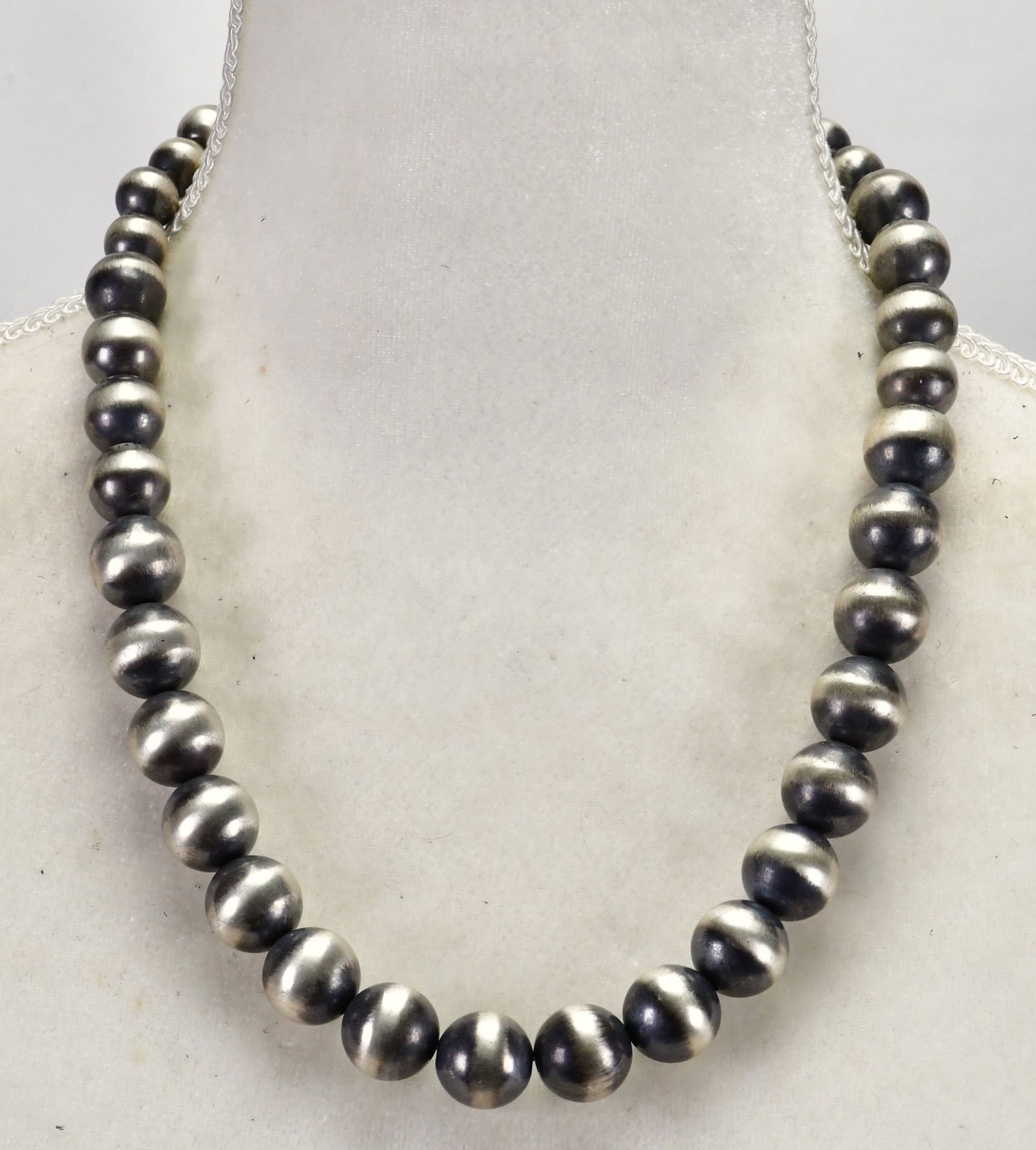 Michelle Jameson Handmade Sterling Bench Bead Navajo Pearl Necklace (1 of 4)