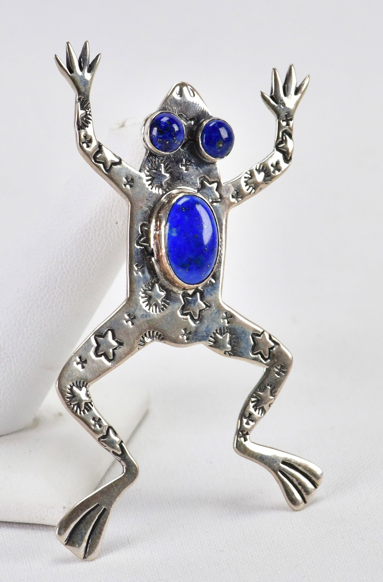 Russell Lee Sterling Silver Jumping Frog Pin w/Lapis Lazuli: Sterling Silver| Russell Lee Sterling Silver Jumping Frog Pin W/Lapis Lazuli| Genuine Lapis Lazuli| Measures 2.75" Long x 2" Wide| Has 3 nice Lapis stones| Signed| Weighs 16 Grams| Native American, Na