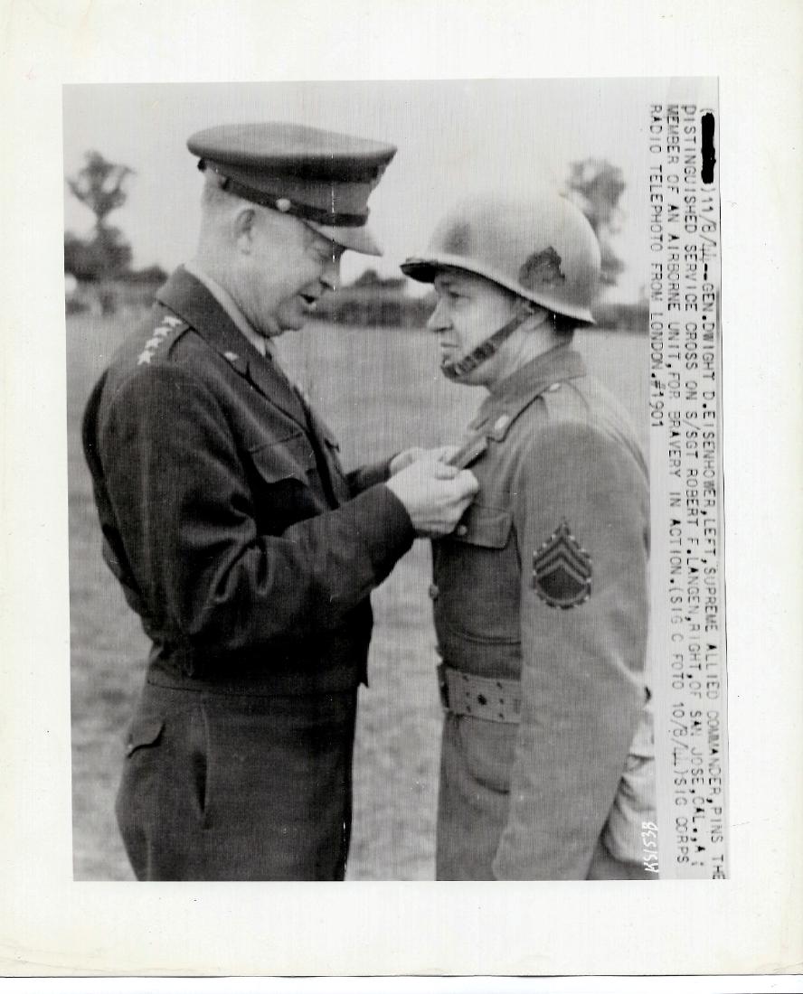 Eisenhower awards D-Day Hero Normandy 18.11.1944 (1 of 3)